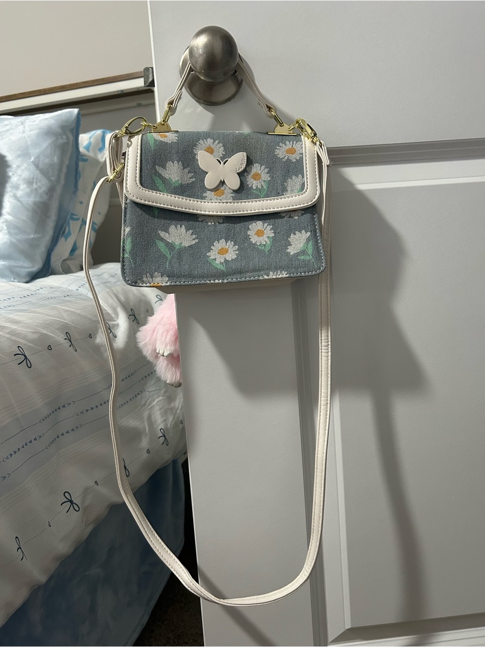 Betsy Johnson Butterfly Floral Crossbody Bag in wGray and White